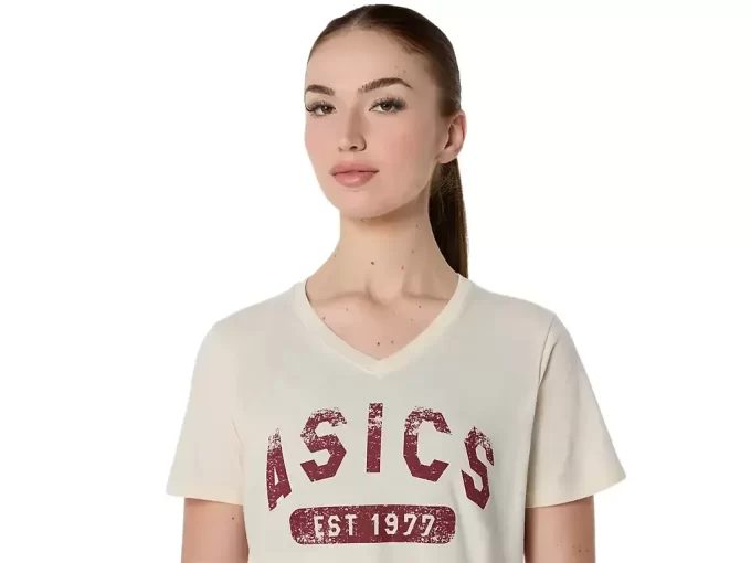 WOMEN’S SHORT SLEEVE EST 1977 V-NECK TEE WOMEN’S SHORT SLEEVE EST 1977 V-NECK TEE