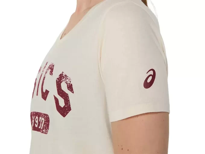 WOMEN’S SHORT SLEEVE EST 1977 V-NECK TEE WOMEN’S SHORT SLEEVE EST 1977 V-NECK TEE